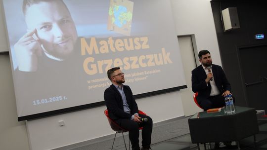 Chełm. Spotkanie autorskie. Prezydent Jakub Banaszek rozmawiał z Mateuszem Grzeszczukiem [GALERIA ZDJĘĆ]