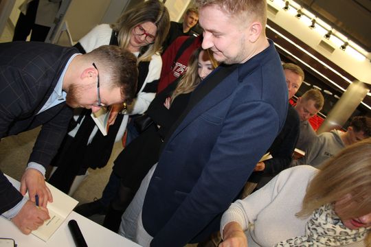 Chełm. Spotkanie autorskie. Prezydent Jakub Banaszek rozmawiał z Mateuszem Grzeszczukiem [GALERIA ZDJĘĆ]