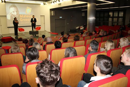 Chełm. Spotkanie autorskie. Prezydent Jakub Banaszek rozmawiał z Mateuszem Grzeszczukiem [GALERIA ZDJĘĆ]