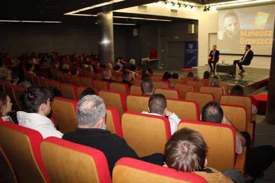 Chełm. Spotkanie autorskie. Prezydent Jakub Banaszek rozmawiał z Mateuszem Grzeszczukiem [GALERIA ZDJĘĆ]