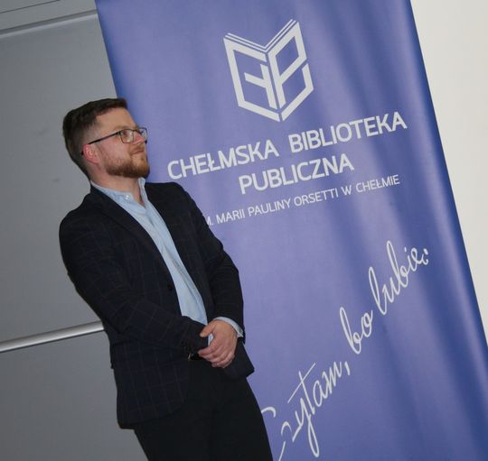 Chełm. Spotkanie autorskie. Prezydent Jakub Banaszek rozmawiał z Mateuszem Grzeszczukiem [GALERIA ZDJĘĆ]