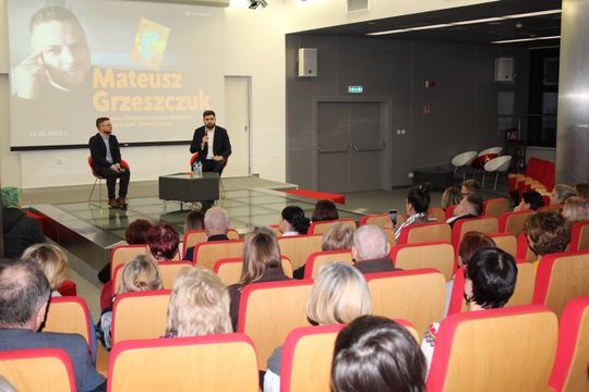 Chełm. Spotkanie autorskie. Prezydent Jakub Banaszek rozmawiał z Mateuszem Grzeszczukiem [GALERIA ZDJĘĆ]