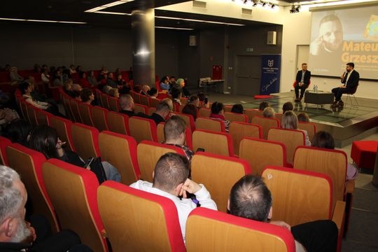 Chełm. Spotkanie autorskie. Prezydent Jakub Banaszek rozmawiał z Mateuszem Grzeszczukiem [GALERIA ZDJĘĆ]