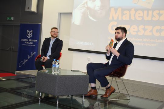 Chełm. Spotkanie autorskie. Prezydent Jakub Banaszek rozmawiał z Mateuszem Grzeszczukiem [GALERIA ZDJĘĆ]