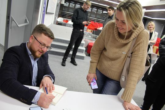 Chełm. Spotkanie autorskie. Prezydent Jakub Banaszek rozmawiał z Mateuszem Grzeszczukiem [GALERIA ZDJĘĆ]