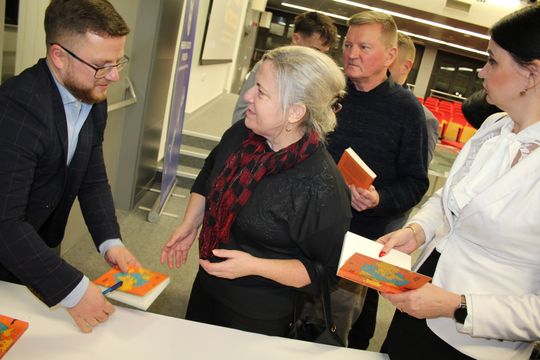 Chełm. Spotkanie autorskie. Prezydent Jakub Banaszek rozmawiał z Mateuszem Grzeszczukiem [GALERIA ZDJĘĆ]