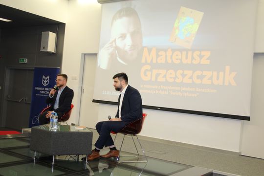 Chełm. Spotkanie autorskie. Prezydent Jakub Banaszek rozmawiał z Mateuszem Grzeszczukiem [GALERIA ZDJĘĆ]