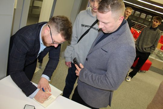 Chełm. Spotkanie autorskie. Prezydent Jakub Banaszek rozmawiał z Mateuszem Grzeszczukiem [GALERIA ZDJĘĆ]