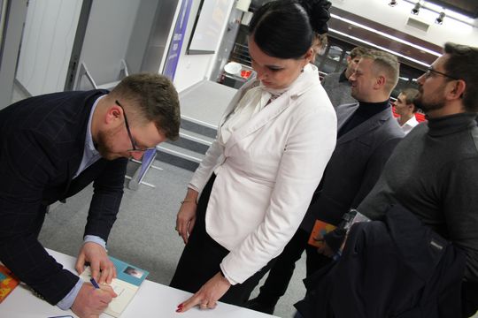 Chełm. Spotkanie autorskie. Prezydent Jakub Banaszek rozmawiał z Mateuszem Grzeszczukiem [GALERIA ZDJĘĆ]