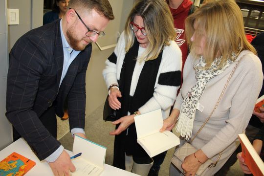 Chełm. Spotkanie autorskie. Prezydent Jakub Banaszek rozmawiał z Mateuszem Grzeszczukiem [GALERIA ZDJĘĆ]