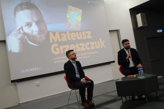 Chełm. Spotkanie autorskie. Prezydent Jakub Banaszek rozmawiał z Mateuszem Grzeszczukiem [GALERIA ZDJĘĆ]