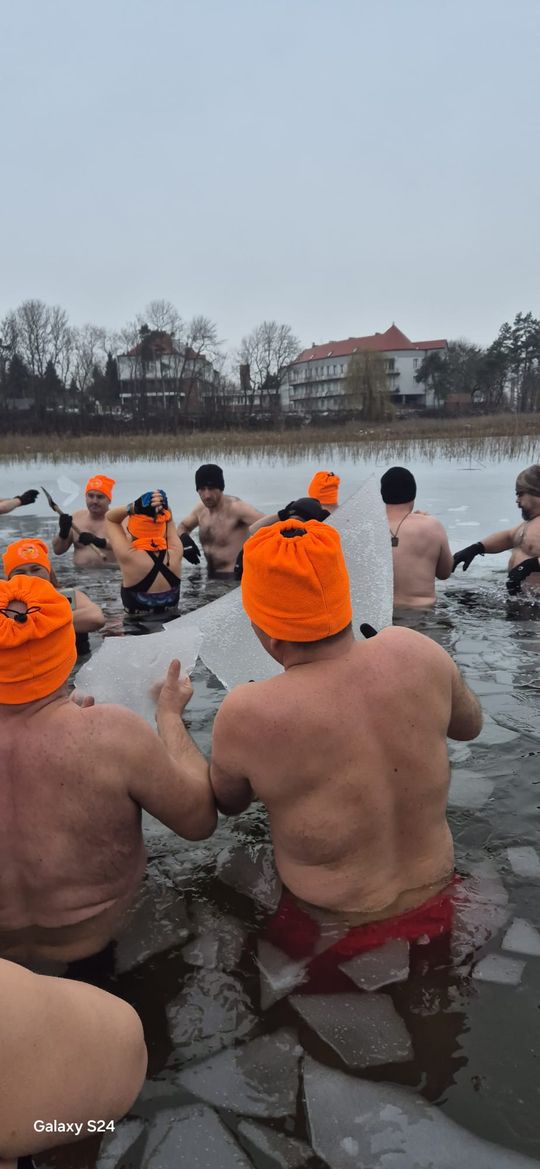 Zimna woda niestraszna Krasnostawskim Karpiom! [GALERIA ZDJĘĆ]