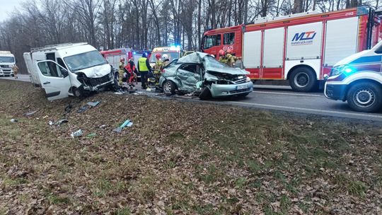 Łopiennik Nadrzeczny. Zderzenie busa z osobówką. 5 osób zabrano do szpitala. Ruch zablokowany [GALERIA ZDJĘĆ]