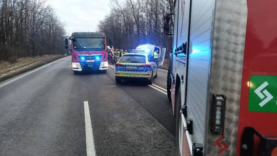 Łopiennik Nadrzeczny. Zderzenie busa z osobówką. 5 osób zabrano do szpitala. Ruch zablokowany [GALERIA ZDJĘĆ]
