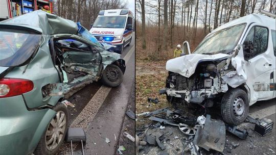 Łopiennik Nadrzeczny. Zderzenie busa z osobówką. 5 osób zabrano do szpitala. Ruch zablokowany [GALERIA ZDJĘĆ]