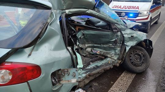 Łopiennik Nadrzeczny. Zderzenie busa z osobówką. 5 osób zabrano do szpitala. Ruch zablokowany [GALERIA ZDJĘĆ]