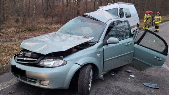 Łopiennik Nadrzeczny. Zderzenie busa z osobówką. 5 osób zabrano do szpitala. Ruch zablokowany [GALERIA ZDJĘĆ]