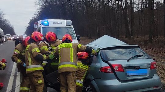 Łopiennik Nadrzeczny. Zderzenie busa z osobówką. 5 osób zabrano do szpitala. Ruch zablokowany [GALERIA ZDJĘĆ]