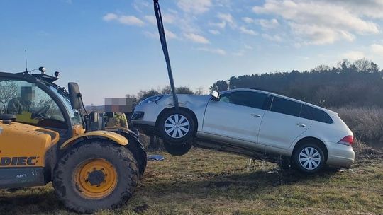 Pow. krasnostawski. 47-latek wjechał autem do Wieprza. Chciał sprawdzić poziom wody [GALERIA ZDJĘĆ]