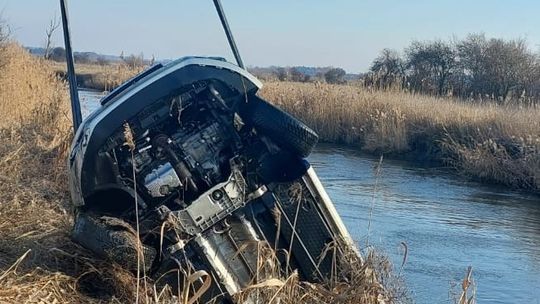Pow. krasnostawski. 47-latek wjechał autem do Wieprza. Chciał sprawdzić poziom wody [GALERIA ZDJĘĆ]