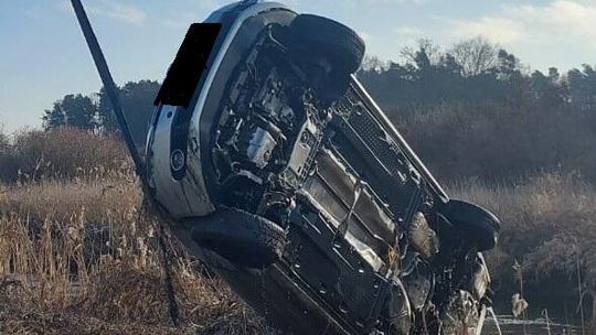 Pow. krasnostawski. 47-latek wjechał autem do Wieprza. Chciał sprawdzić poziom wody [GALERIA ZDJĘĆ]