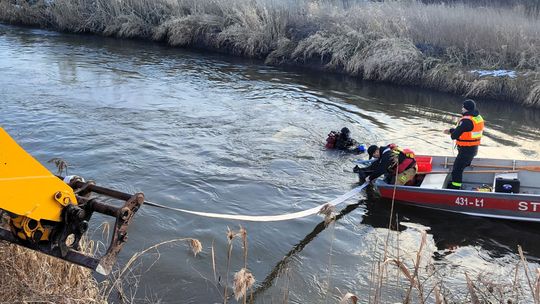 Pow. krasnostawski. 47-latek wjechał autem do Wieprza. Chciał sprawdzić poziom wody [GALERIA ZDJĘĆ]
