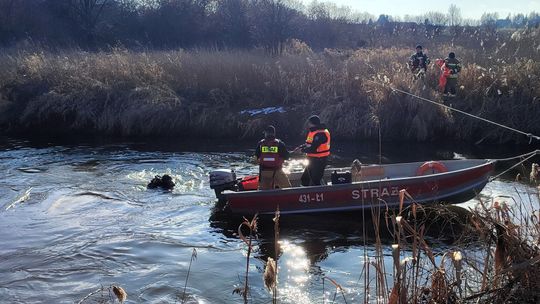 Pow. krasnostawski. 47-latek wjechał autem do Wieprza. Chciał sprawdzić poziom wody [GALERIA ZDJĘĆ]
