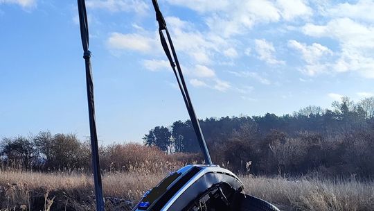 Pow. krasnostawski. 47-latek wjechał autem do Wieprza. Chciał sprawdzić poziom wody [GALERIA ZDJĘĆ]