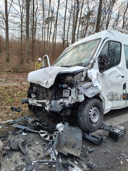 Łopiennik Nadrzeczny. Zderzenie busa z osobówką. 5 osób zabrano do szpitala. Ruch zablokowany [GALERIA ZDJĘĆ]