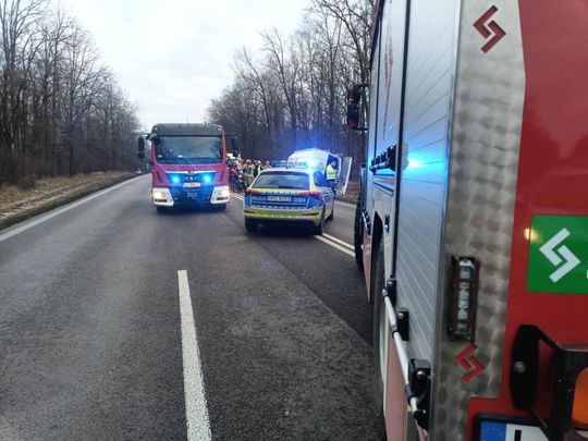 Łopiennik Nadrzeczny. Zderzenie busa z osobówką. 5 osób zabrano do szpitala. Ruch zablokowany [GALERIA ZDJĘĆ]