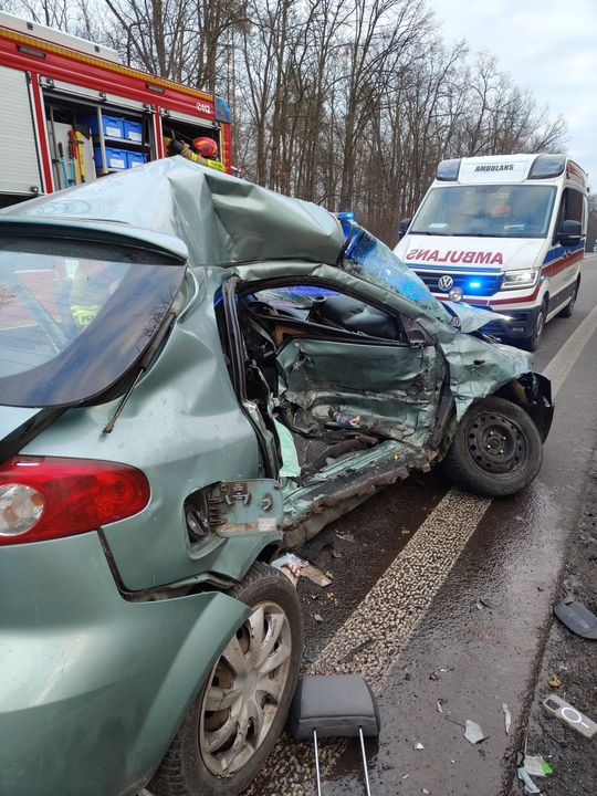 Łopiennik Nadrzeczny. Zderzenie busa z osobówką. 5 osób zabrano do szpitala. Ruch zablokowany [GALERIA ZDJĘĆ]