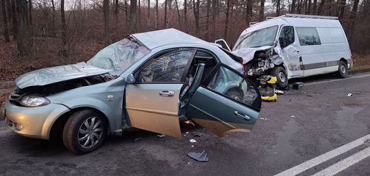 Łopiennik Nadrzeczny. Zderzenie busa z osobówką. 5 osób zabrano do szpitala. Ruch zablokowany [GALERIA ZDJĘĆ]