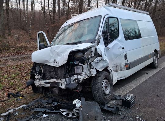 Łopiennik Nadrzeczny. Zderzenie busa z osobówką. 5 osób zabrano do szpitala. Ruch zablokowany [GALERIA ZDJĘĆ]