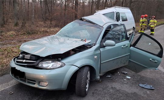 Łopiennik Nadrzeczny. Zderzenie busa z osobówką. 5 osób zabrano do szpitala. Ruch zablokowany [GALERIA ZDJĘĆ]