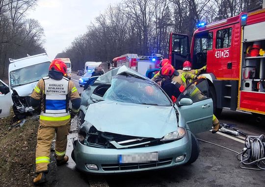 Łopiennik Nadrzeczny. Zderzenie busa z osobówką. 5 osób zabrano do szpitala. Ruch zablokowany [GALERIA ZDJĘĆ]