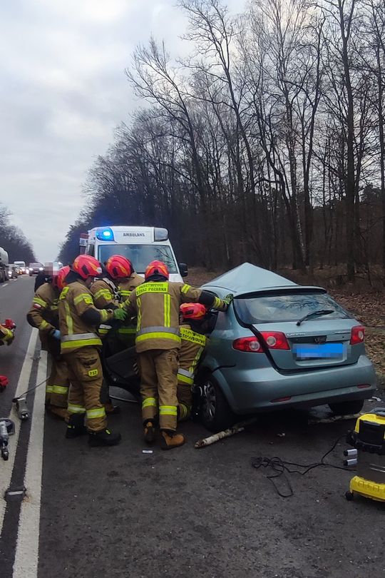 Łopiennik Nadrzeczny. Zderzenie busa z osobówką. 5 osób zabrano do szpitala. Ruch zablokowany [GALERIA ZDJĘĆ]