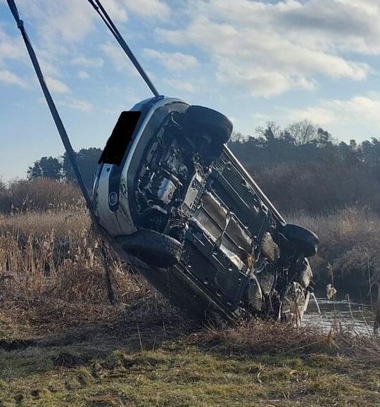Pow. krasnostawski. 47-latek wjechał autem do Wieprza. Chciał sprawdzić poziom wody [GALERIA ZDJĘĆ]