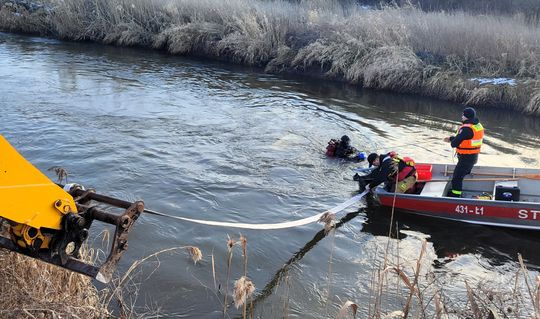 Pow. krasnostawski. 47-latek wjechał autem do Wieprza. Chciał sprawdzić poziom wody [GALERIA ZDJĘĆ]