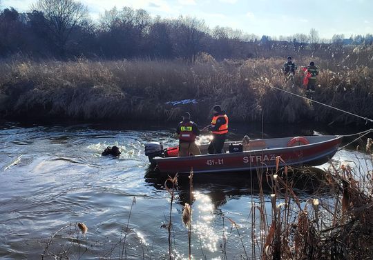 Pow. krasnostawski. 47-latek wjechał autem do Wieprza. Chciał sprawdzić poziom wody [GALERIA ZDJĘĆ]
