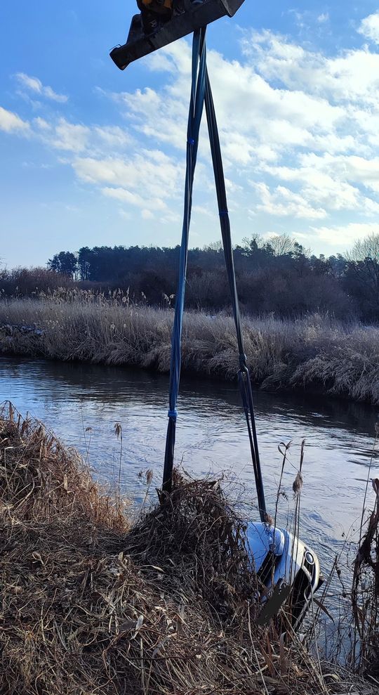 Pow. krasnostawski. 47-latek wjechał autem do Wieprza. Chciał sprawdzić poziom wody [GALERIA ZDJĘĆ]