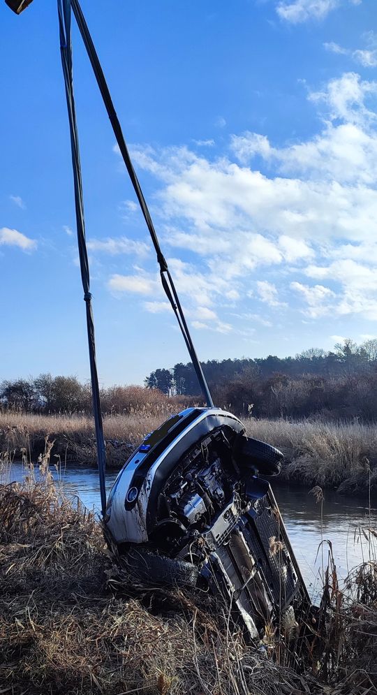Pow. krasnostawski. 47-latek wjechał autem do Wieprza. Chciał sprawdzić poziom wody [GALERIA ZDJĘĆ]