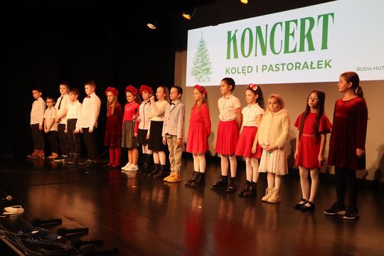 Gm. Ruda-Huta. Wyjątkowy Koncert Kolęd i Pastorałek w Hucie Kultury [GALERIA ZDJĘĆ]