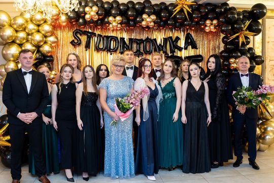 Studniówka w ZSZ Nr 1 i II LO we Włodawie. Tak się bawili maturzyści w Modrzaku [GALERIA ZDJĘĆ]