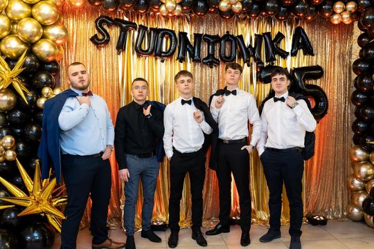 Studniówka w ZSZ Nr 1 i II LO we Włodawie. Tak się bawili maturzyści w Modrzaku [GALERIA ZDJĘĆ]