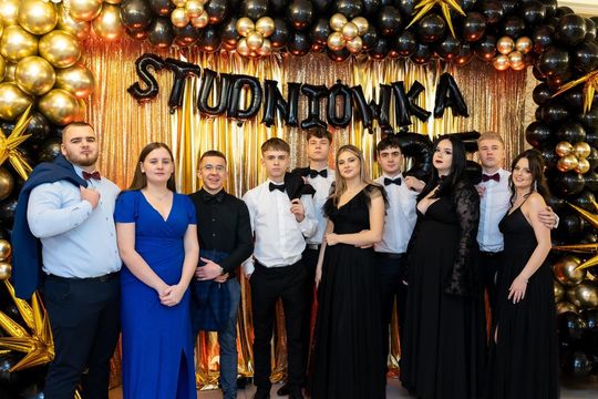 Studniówka w ZSZ Nr 1 i II LO we Włodawie. Tak się bawili maturzyści w Modrzaku [GALERIA ZDJĘĆ]