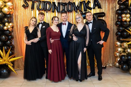 Studniówka w ZSZ Nr 1 i II LO we Włodawie. Tak się bawili maturzyści w Modrzaku [GALERIA ZDJĘĆ]