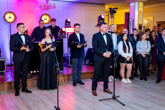 Studniówka w ZSZ Nr 1 i II LO we Włodawie. Tak się bawili maturzyści w Modrzaku [GALERIA ZDJĘĆ]