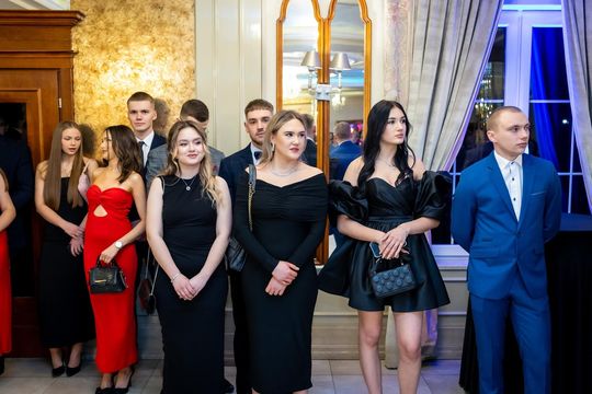 Studniówka w ZSZ Nr 1 i II LO we Włodawie. Tak się bawili maturzyści w Modrzaku [GALERIA ZDJĘĆ]