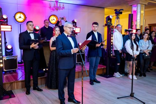 Studniówka w ZSZ Nr 1 i II LO we Włodawie. Tak się bawili maturzyści w Modrzaku [GALERIA ZDJĘĆ]