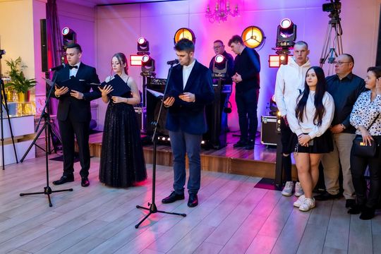 Studniówka w ZSZ Nr 1 i II LO we Włodawie. Tak się bawili maturzyści w Modrzaku [GALERIA ZDJĘĆ]